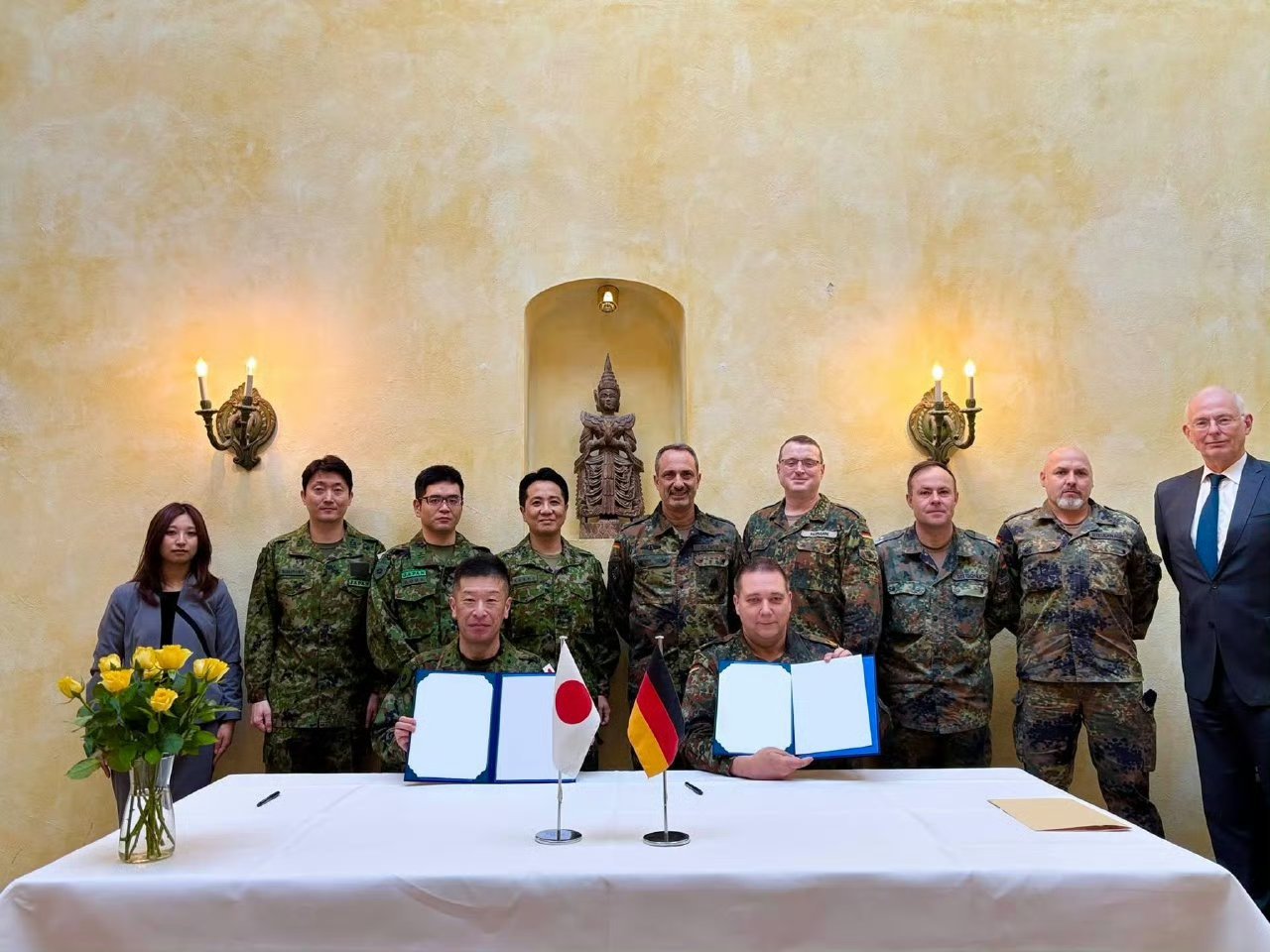 2月24日至26日，日本陆上自卫队与德国陆军在德国马格德堡举行了第八次参谋会谈。