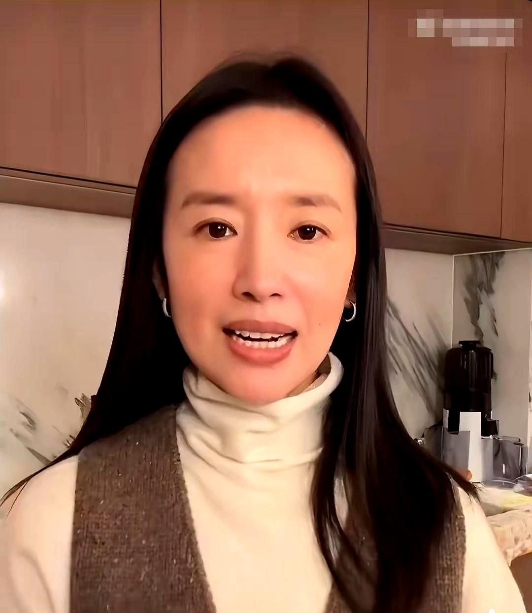 董洁和儿子顶顶在北京住两居室小房子，没请家政阿姨，娘俩一起分担家务。顶顶管自己房