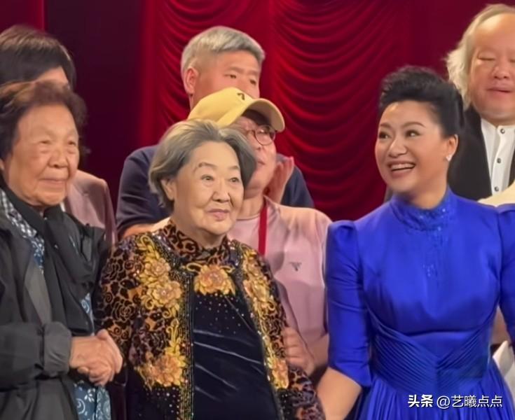 人民艺术家郭兰英已经是95岁的老人了，可她一登台，当《我的祖国》旋律响起，她双眼