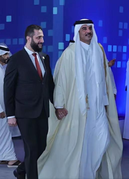 朱拉尼跟卡塔尔埃米尔在多哈论坛上手挽手亲密前行，两人还闭门会谈，不知道干了什么事