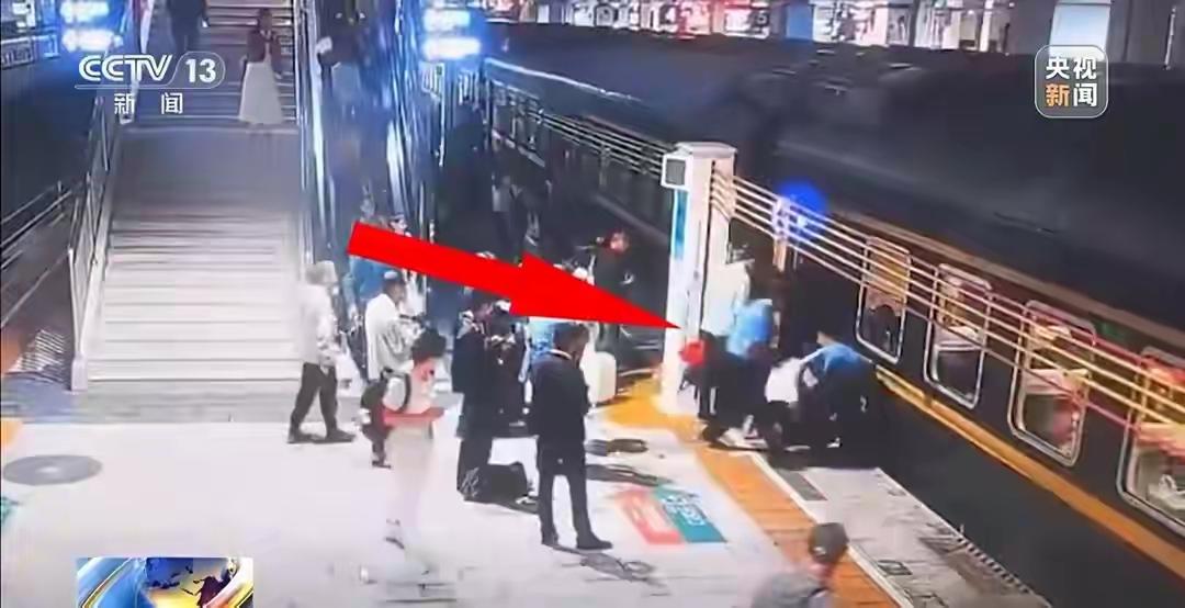 站台幼童遇险 民警火速施救暖人心
旅途出行暗藏意外，4岁孩童站台遇险的一幕，着实