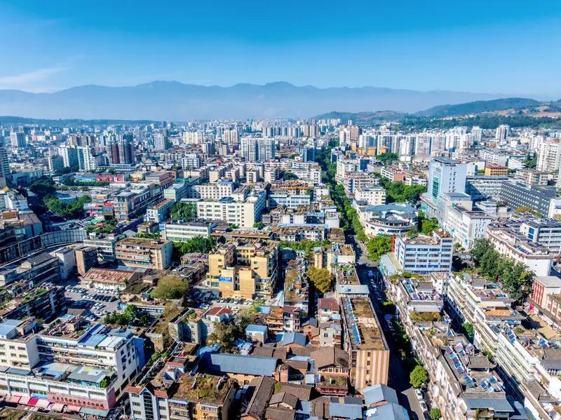 最近地方国资扎堆出售房产的事儿挺受关注。就像西昌市房地产事务中心，委托拍卖公司对