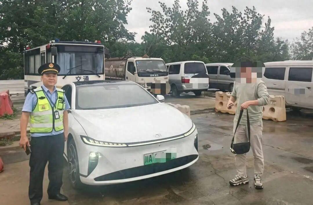 四川成都，一名乘客预约顺风车出行，车辆不仅晚点一小时发车，途中还被司机临时要求加