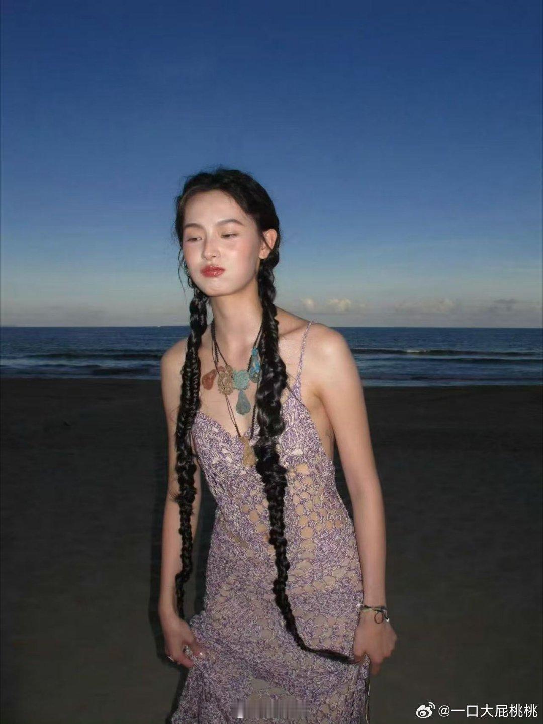 赵佳丽转演员后红毯状态赵佳丽红毯造型也好美！看到一张她走在潮汐里的图原来手上还贴