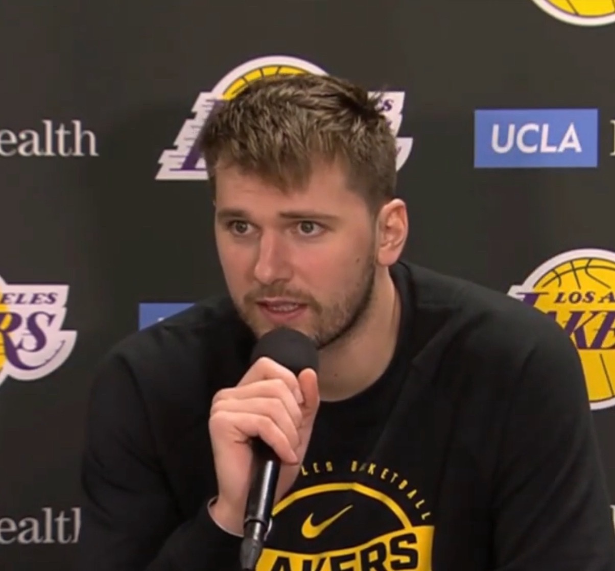 东契奇谈及詹姆斯即将回归时表示：“我们都等不及了，全队都等不及了，他可是勒布朗啊