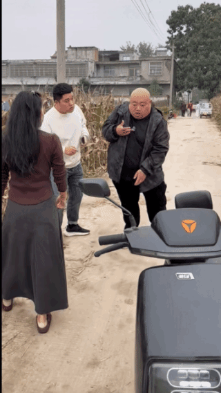 嫁祸于人，
朋友不可信了！
明明是胖子骚扰了美女，
但他却装作行动不便，
成功让