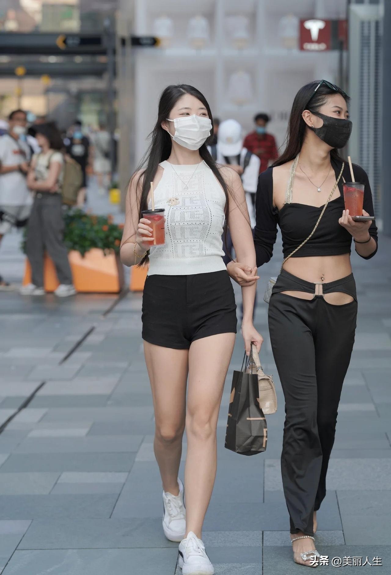 清爽出街，姐妹俩的时尚穿搭秀！