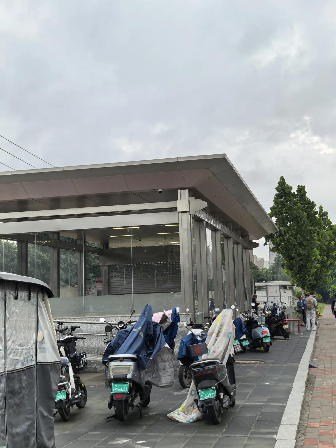 郑州地铁10号线、6号线，通知说暂停到8点就是到8点，提前来了也不开，不下雨了也
