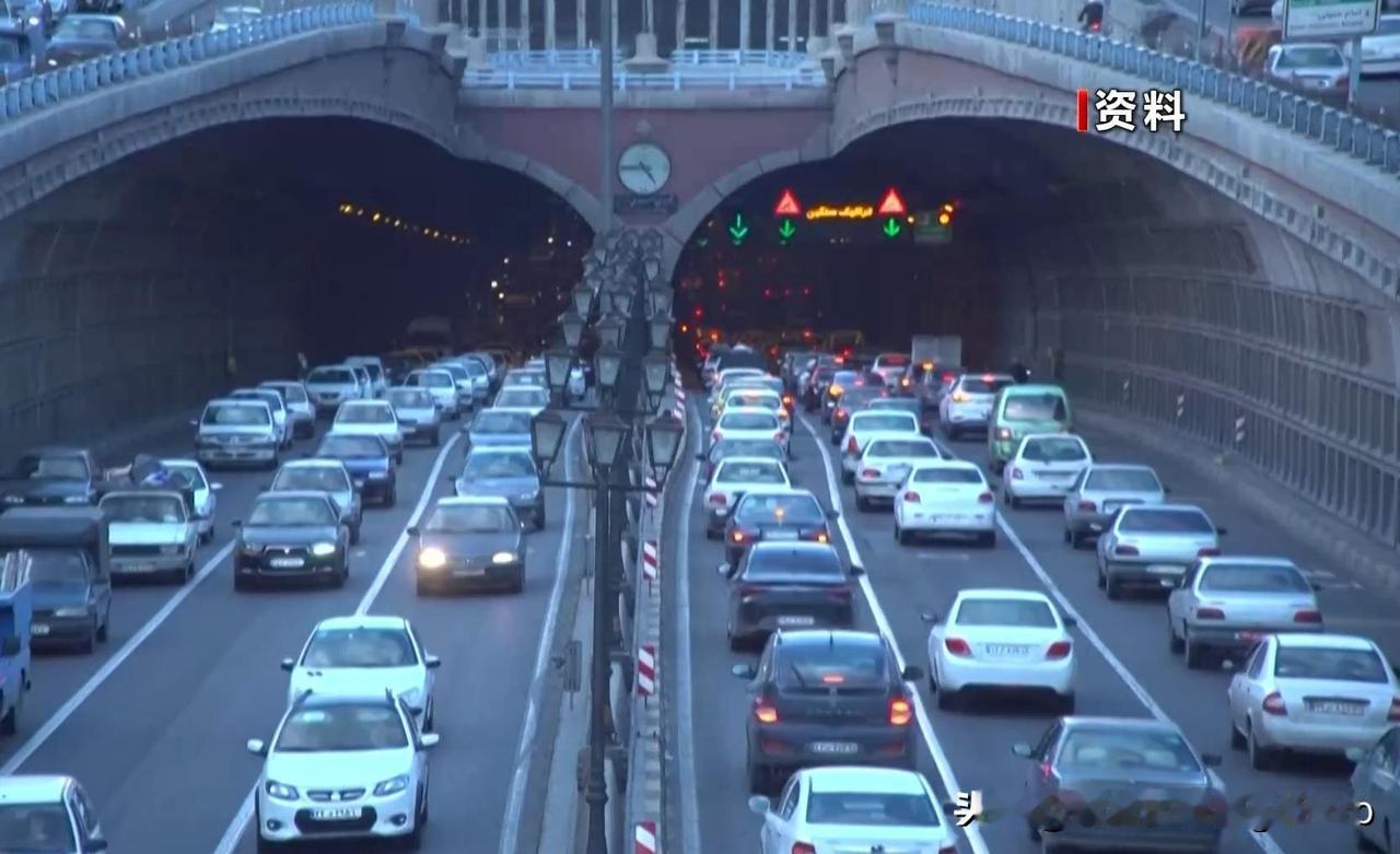 伊朗全国哀悼三天，特朗普威胁加税动武，中东这是要变天？

伊朗政府刚刚宣布全国哀