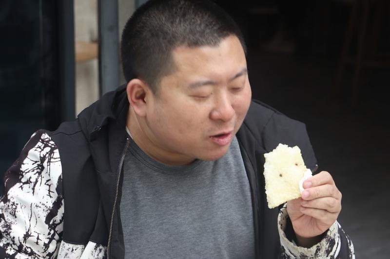 这个人是大胃王一个啊！开始我以为他打了满满的一大盆的饭菜应该是三个人吃，结果是完