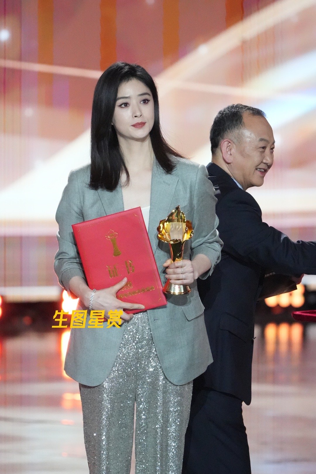 蒋欣亮相电视剧年度盛典颁奖礼，华妃气场不减，优雅知性[打call]💐 ​​​