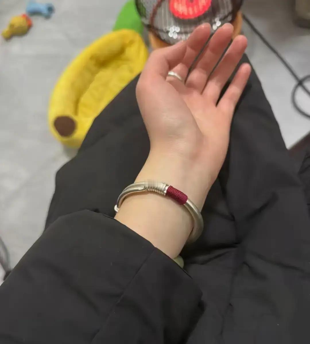 银价一夜跳涨30%！
 
早上刷到这条推送，我直接把刚买的奶茶退了。上海黄金交易