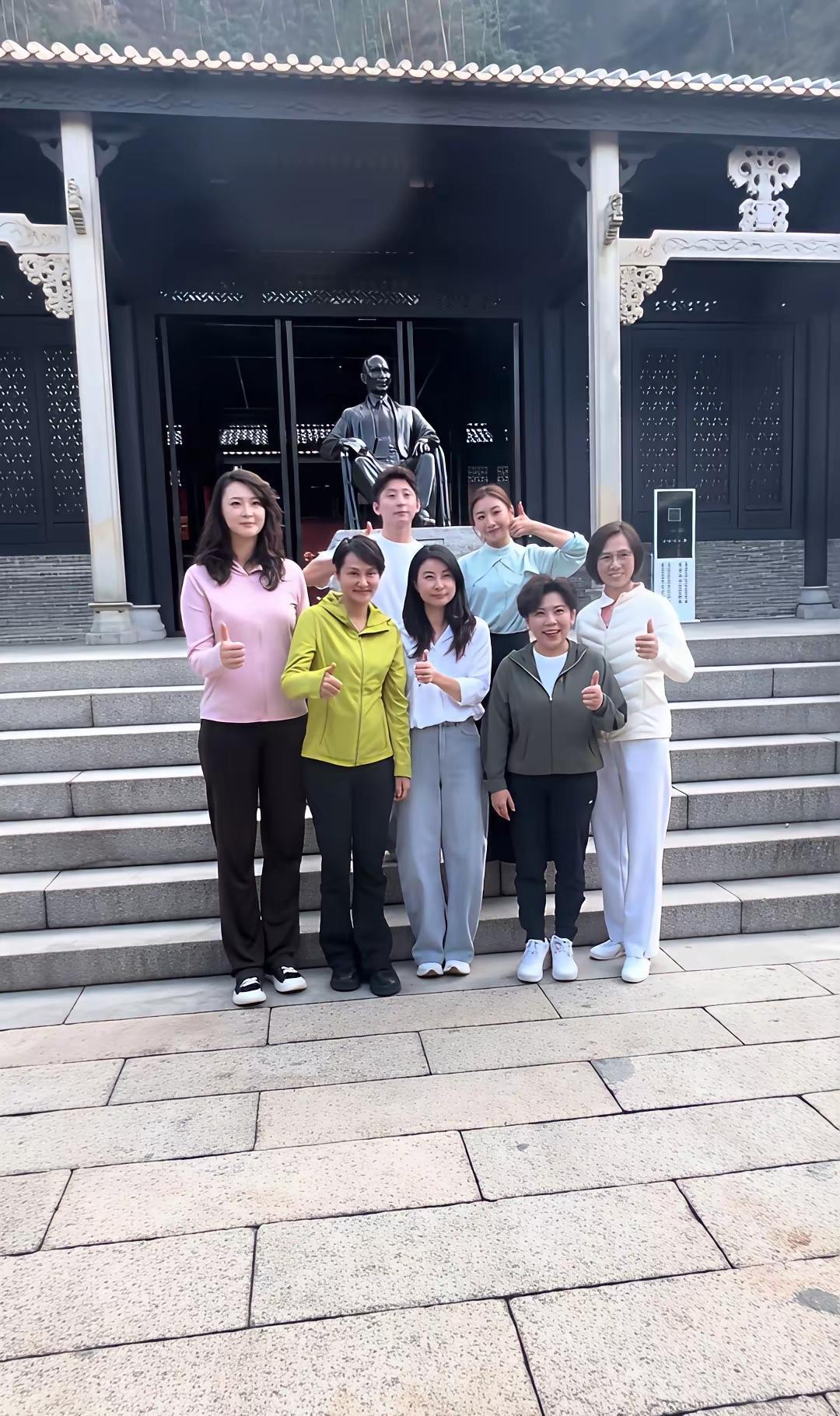 国家冠军齐聚一堂，久别重逢，每个人脸上都露出开心笑容！
照片中的郭晶晶和邓亚萍站