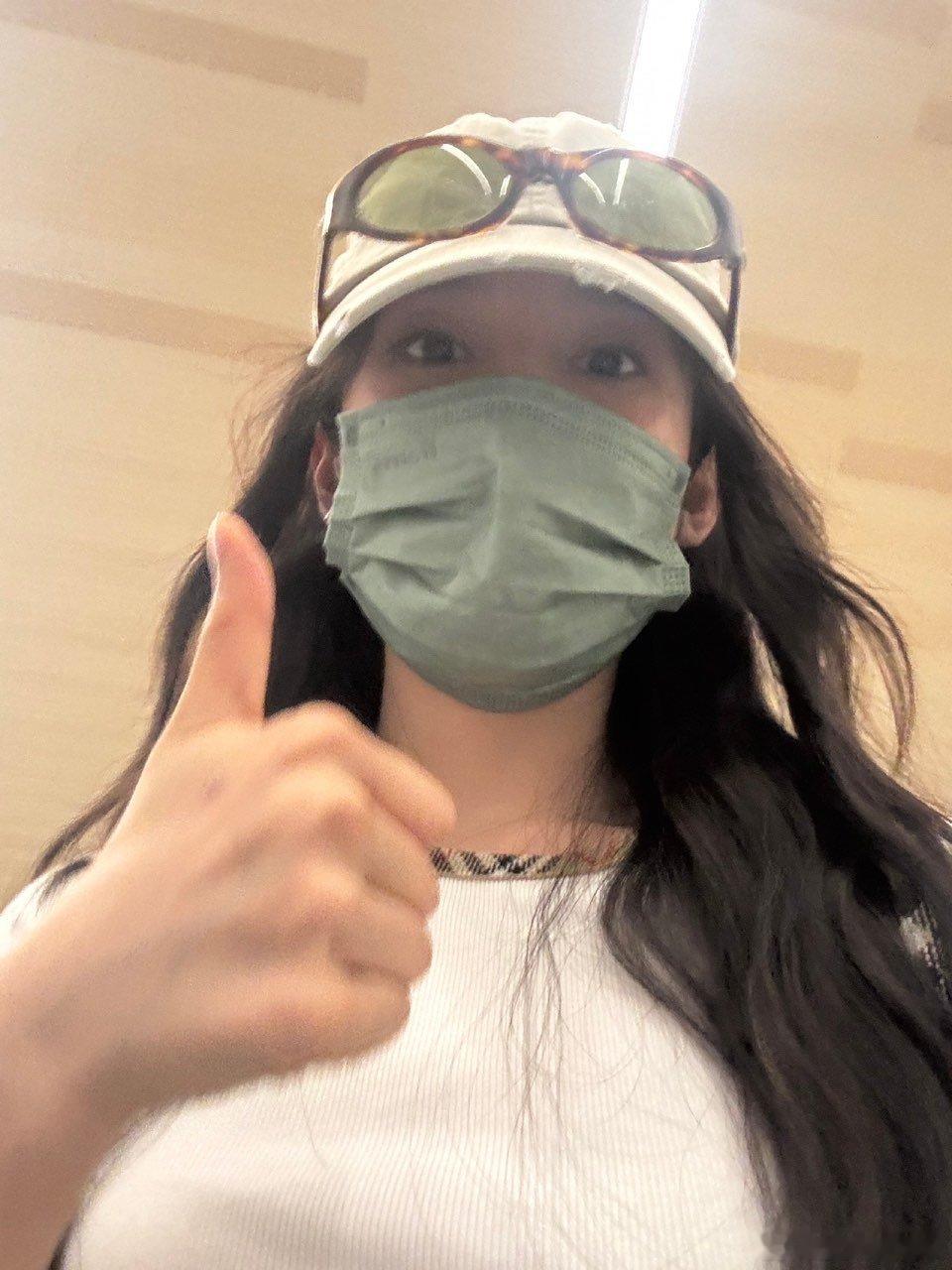 张婧仪雾里青杀青晒照张婧仪雾里青杀青回京 杀青啦回家啦 