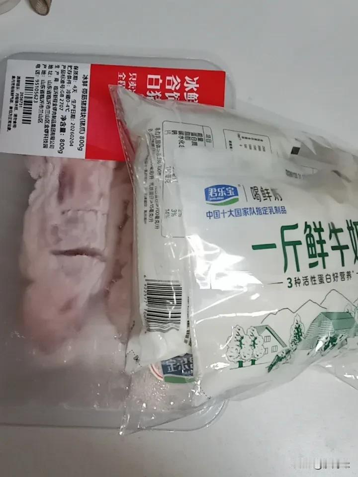 今天看到天气预报，上海明日开始降温，伴随雨加雪的天气。
下午马上就到盒马去买菜，