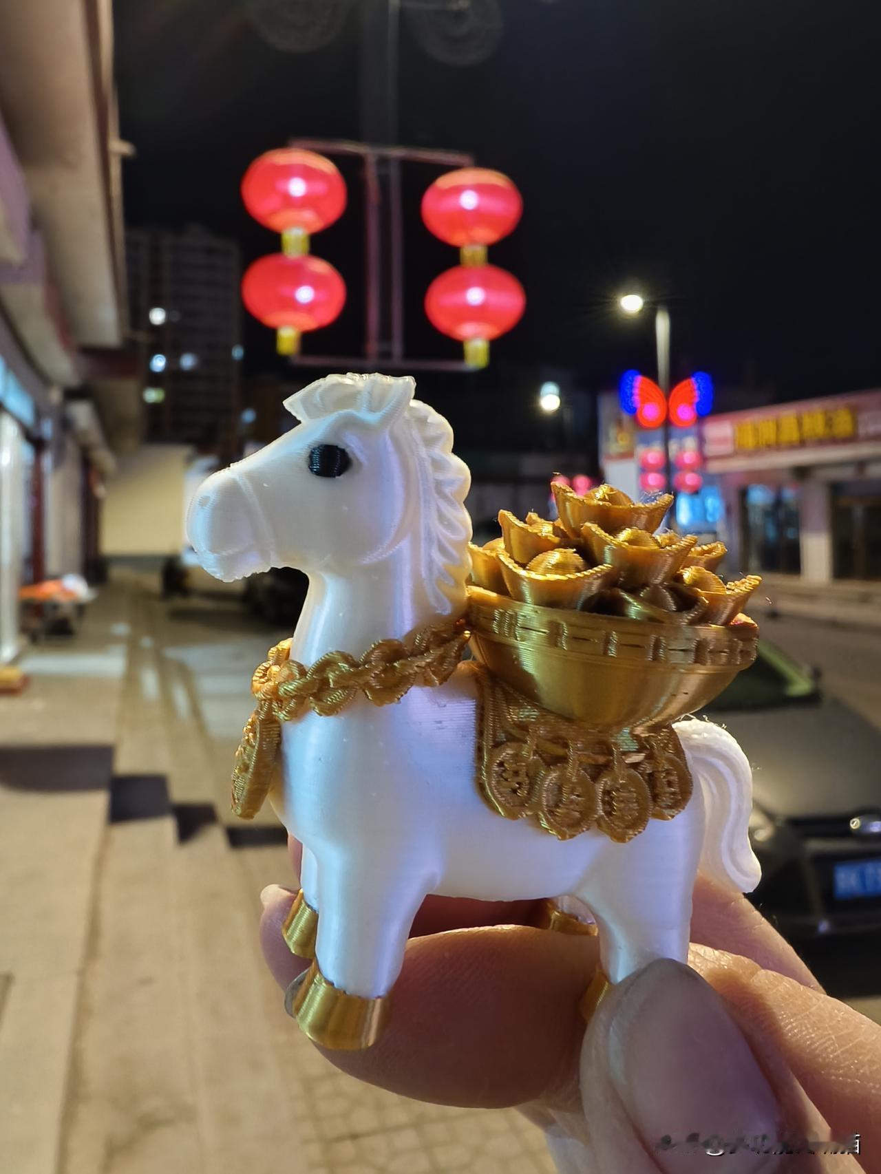 春日生活打卡季 山西偏关猫姐裁缝店里，平时都是是忙忙碌碌的加班干活状态，就连吃饭