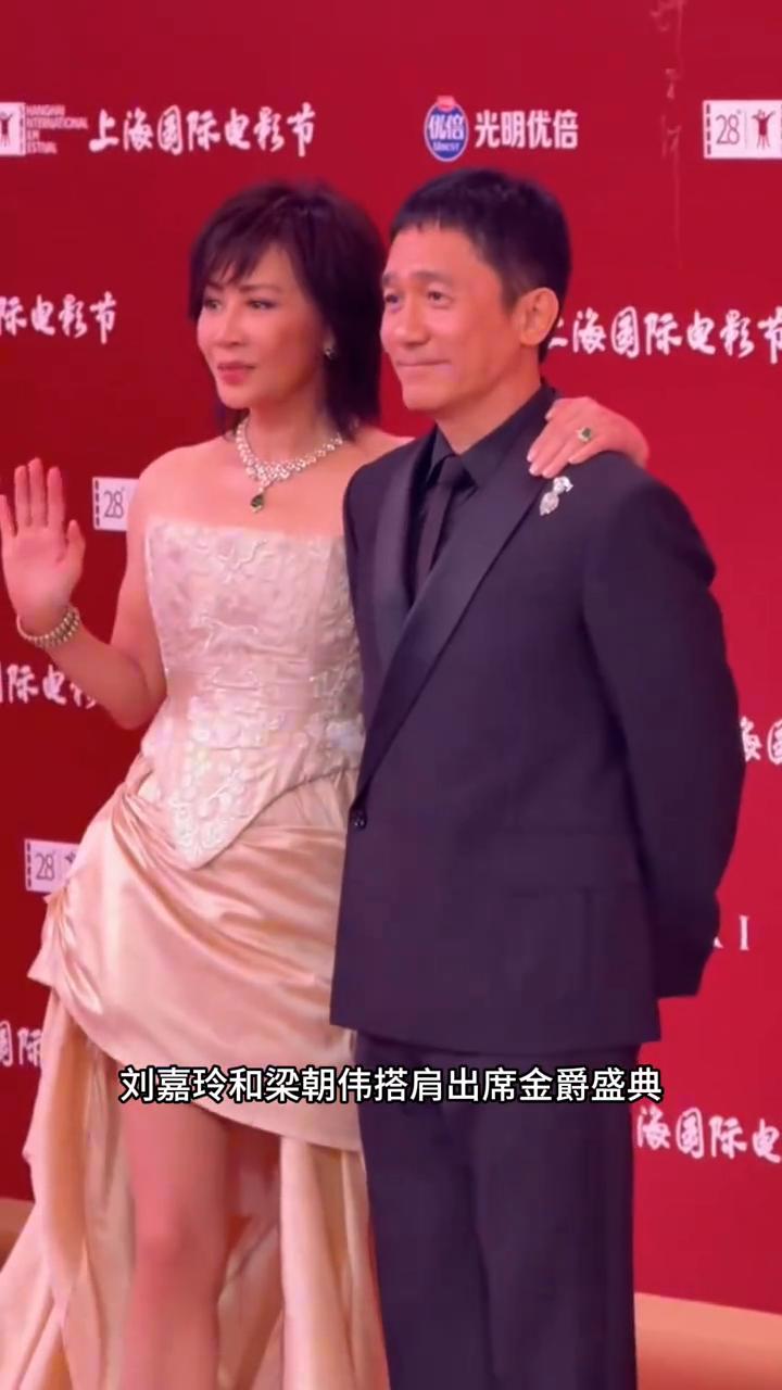 嘉玲姐该贴手机防窥膜了。6月13日，刘嘉玲和梁朝伟搭肩出席金爵盛典，闲暇时坐着刷