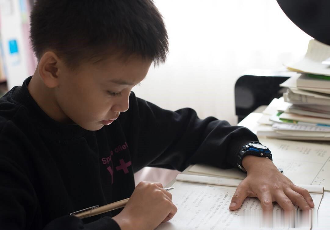 上了初中才发现，小学鸡娃走了很多弯路。

1、兴趣班报一大堆，很多都半桶水，只能