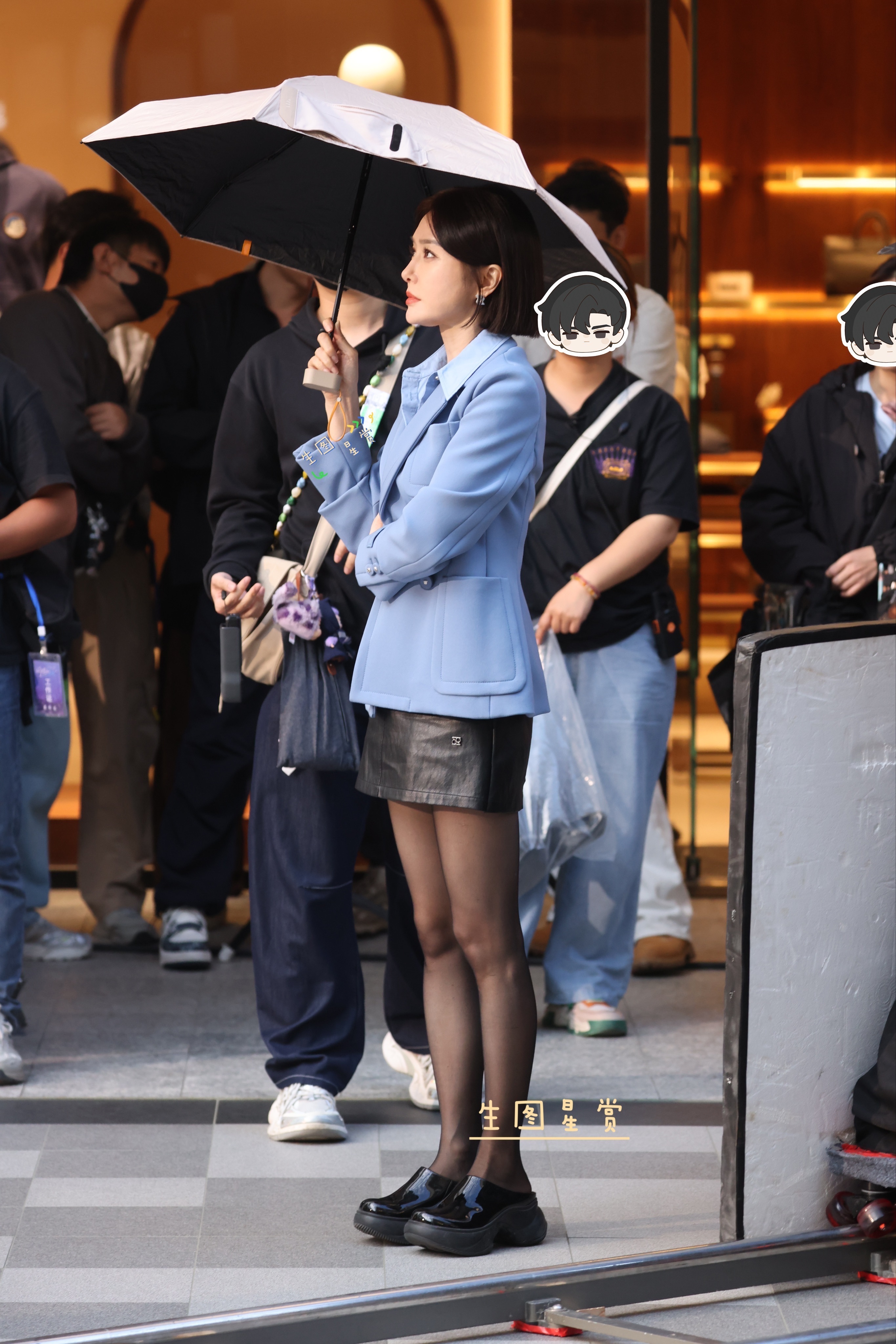 秦岚 西装配黑丝《闪耀如她》拍摄路透古希腊掌管“黑丝”的神，姐的身材就是这样完美