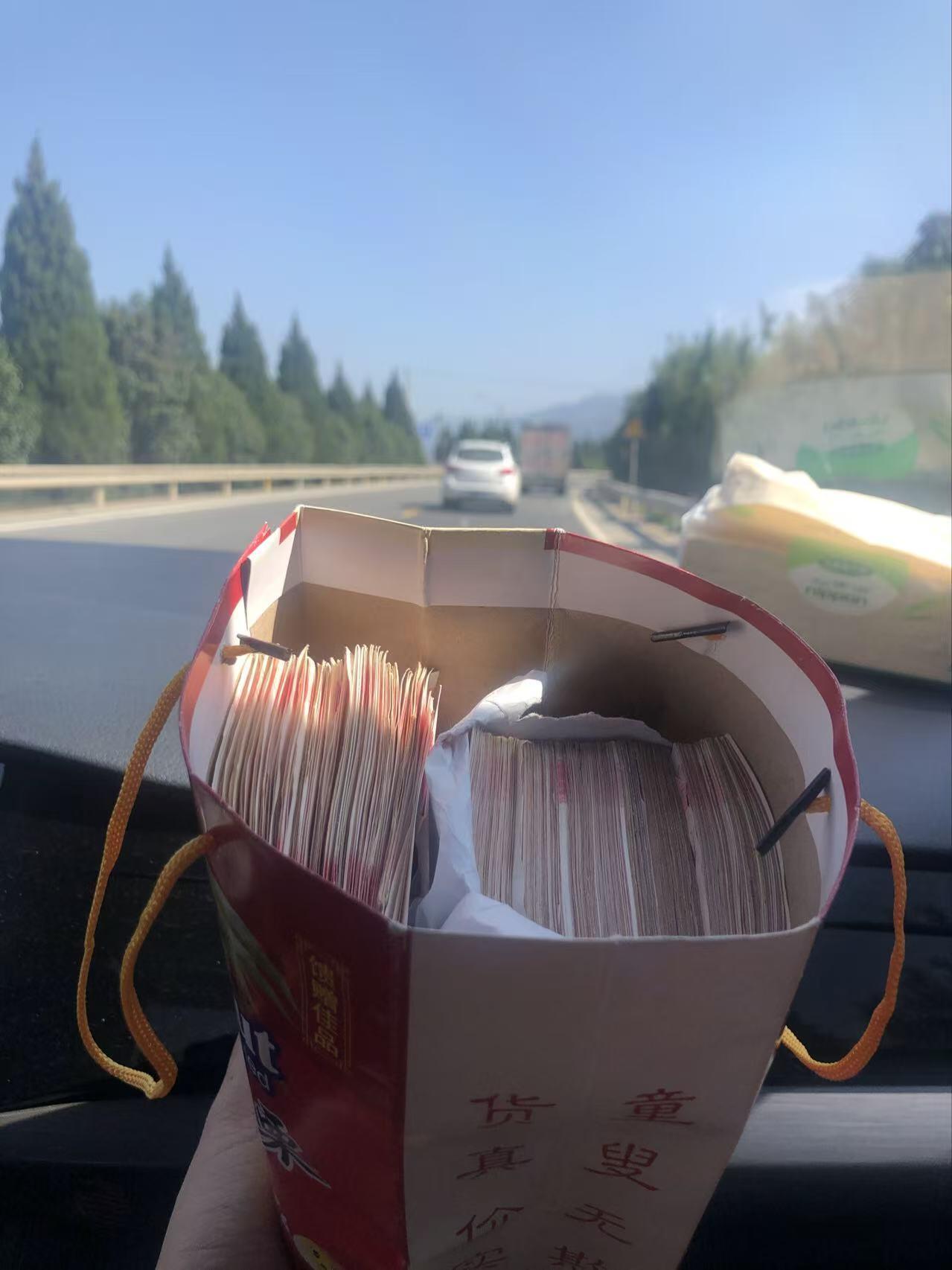 这个价位的手机，拉开了消费分层。有人愿意为创新形态买单，也有人看重性价比，大家根