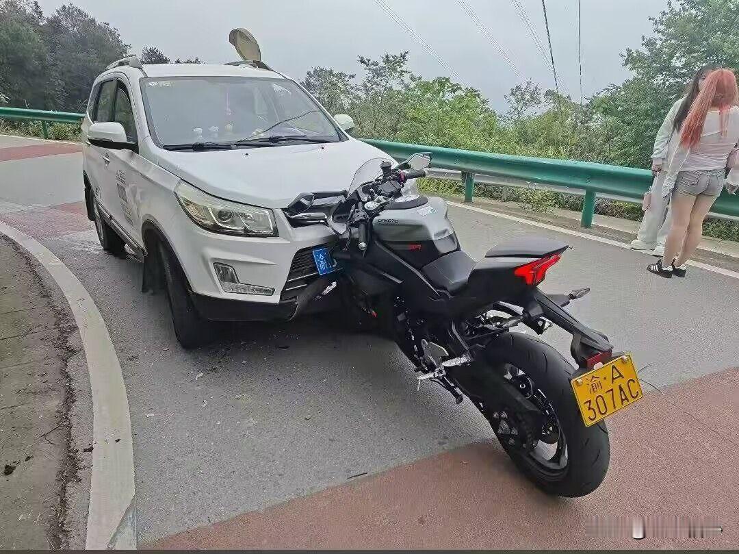 本想带妹纸出去耍耍帅，结果帅没耍到，自己却遭遇男人的“痛彻心扉”。
一场摩托车与