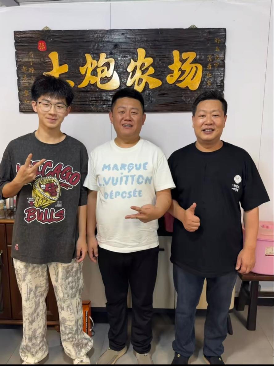 广东“三秒哥”张大炮的农场，迎来了重量级贵客！这次来的，正是西安工程界的大佬小松