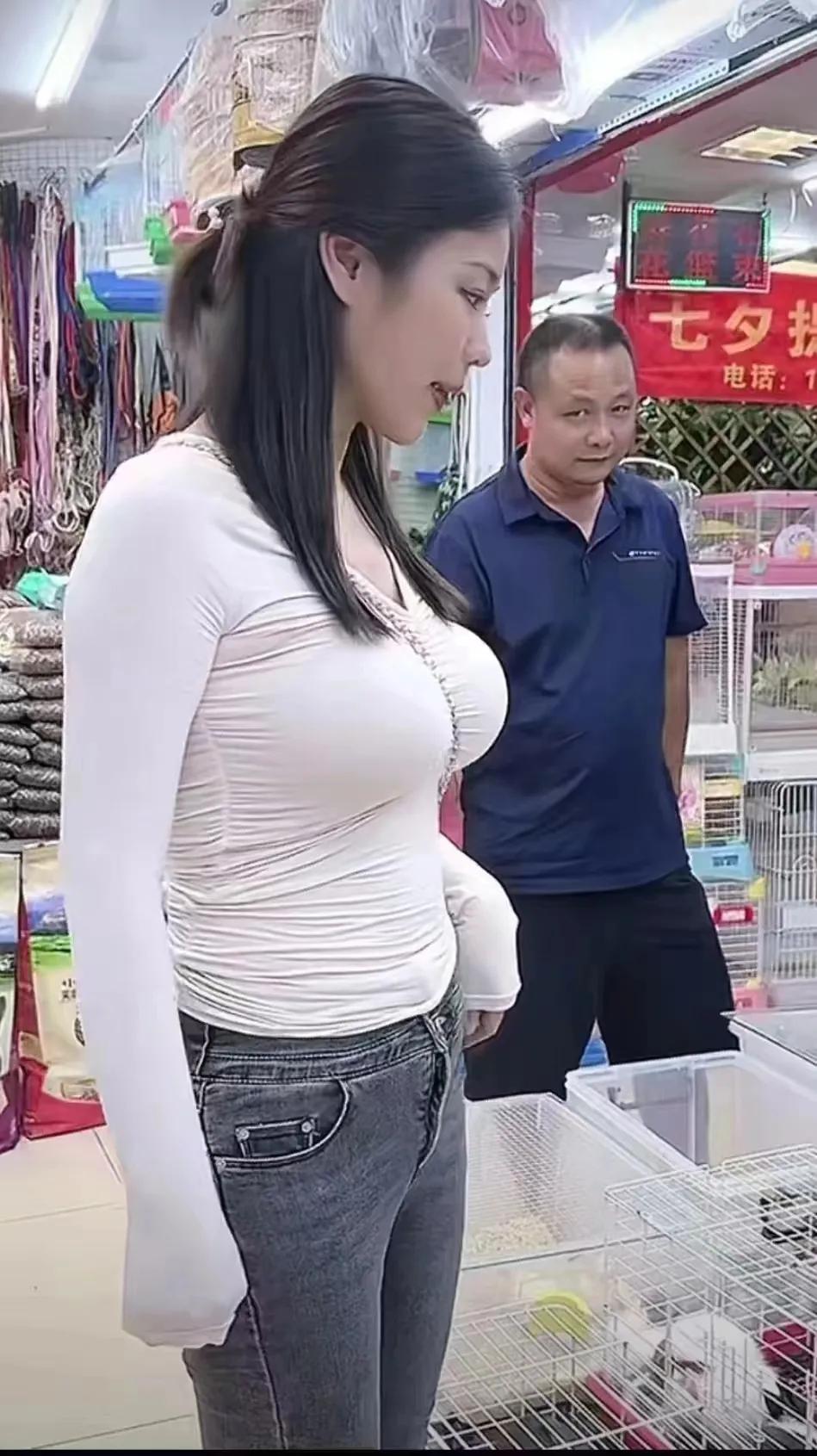 大哥突然冲我笑了，他平时肯定是个非常乐观开朗的人[耶]