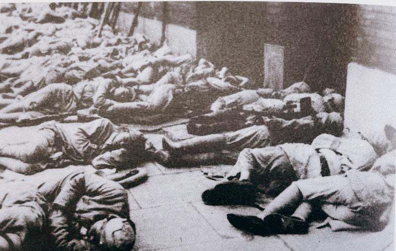 1938年，被憋醒的李万权半夜起来撒尿，恍惚看到窗外有人影晃动，他顿时激灵起来，