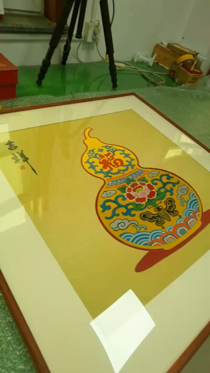 客户定制的吉祥葫芦，这是蝙蝠代表福，这是牡丹代表富贵，这都是吉祥图案。客户一会来