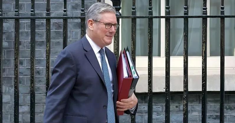 英国正面临日益严重的政治危机，因为首相斯塔默领导的政府以及执政的工党的支持率都在