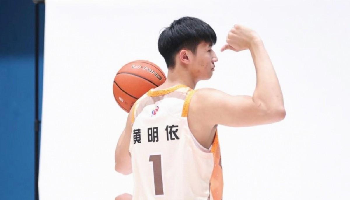 黄明依左右逢源！今年夏天广东男篮最值得年轻球员警惕的，其实不是谁走了，而是谁来了