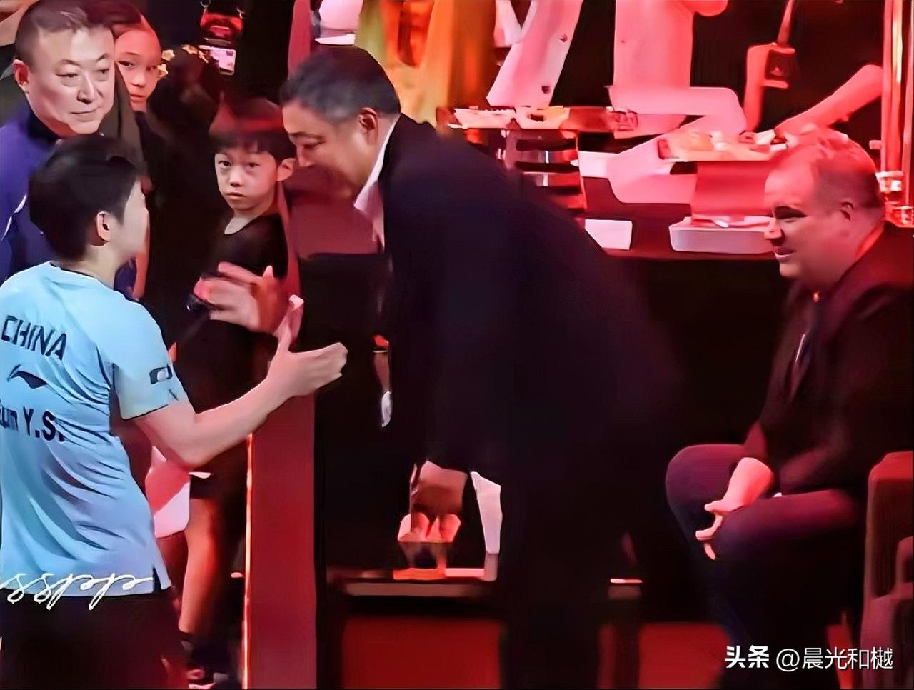 孙颖莎与刘国梁握手时，老刘的笑容那是发自内心的，第三个奥运周期开始，莎莎还是那么