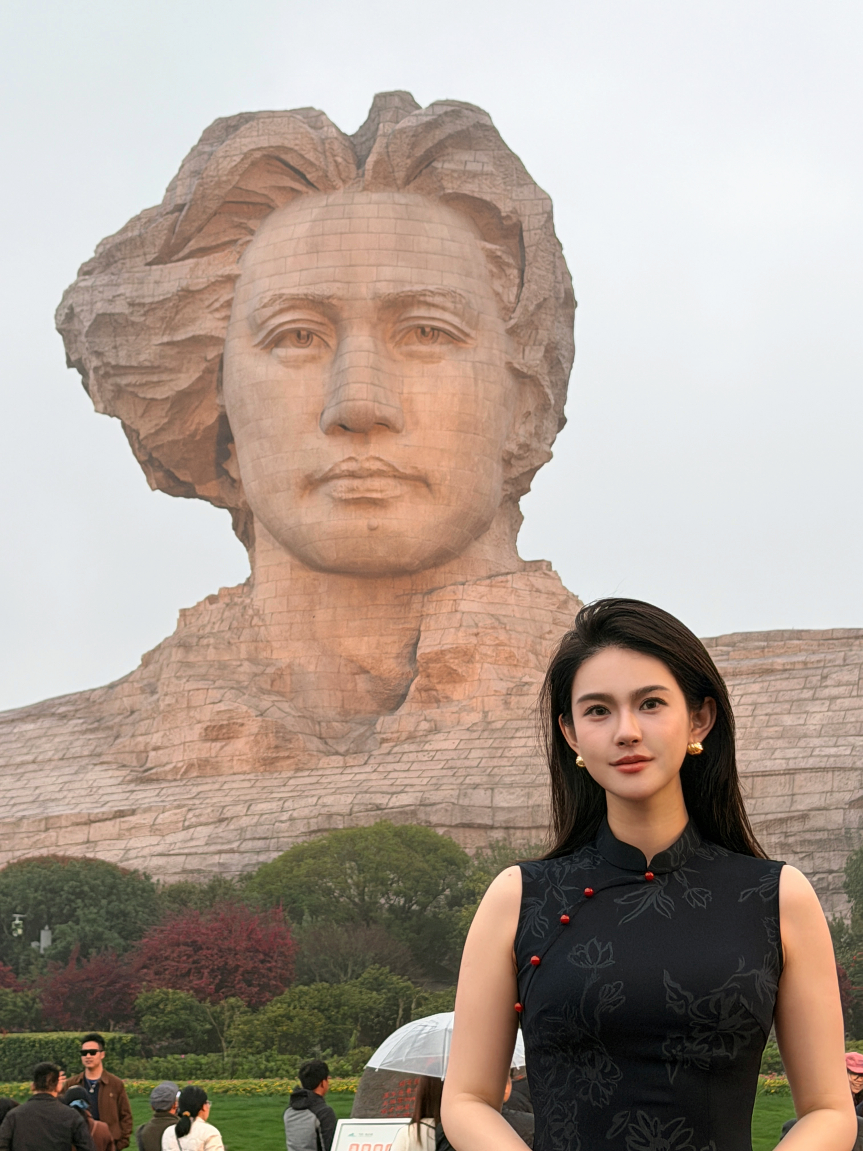 嘿嘿，昨天去了橘子洲头之后！感觉能量满满啊这次的旗袍，带对了！ 