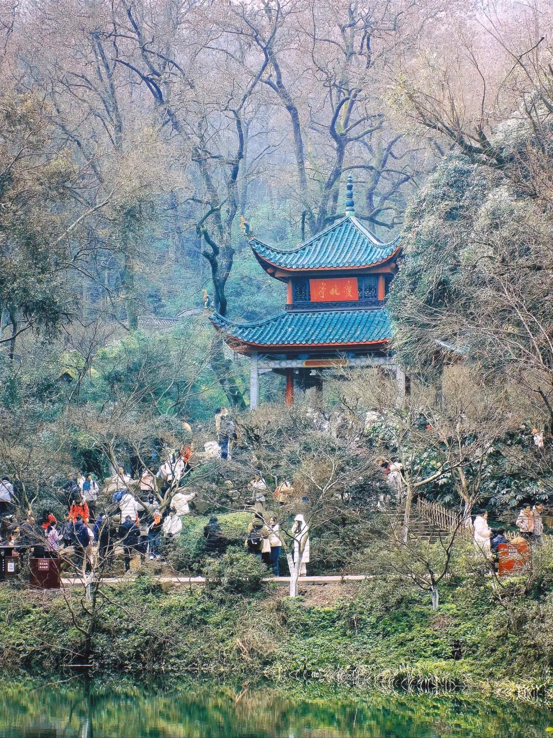 国庆假期，第一次来长沙岳麓山，应该注意什么？
 
1、岳麓山运行30年的敞篷式索