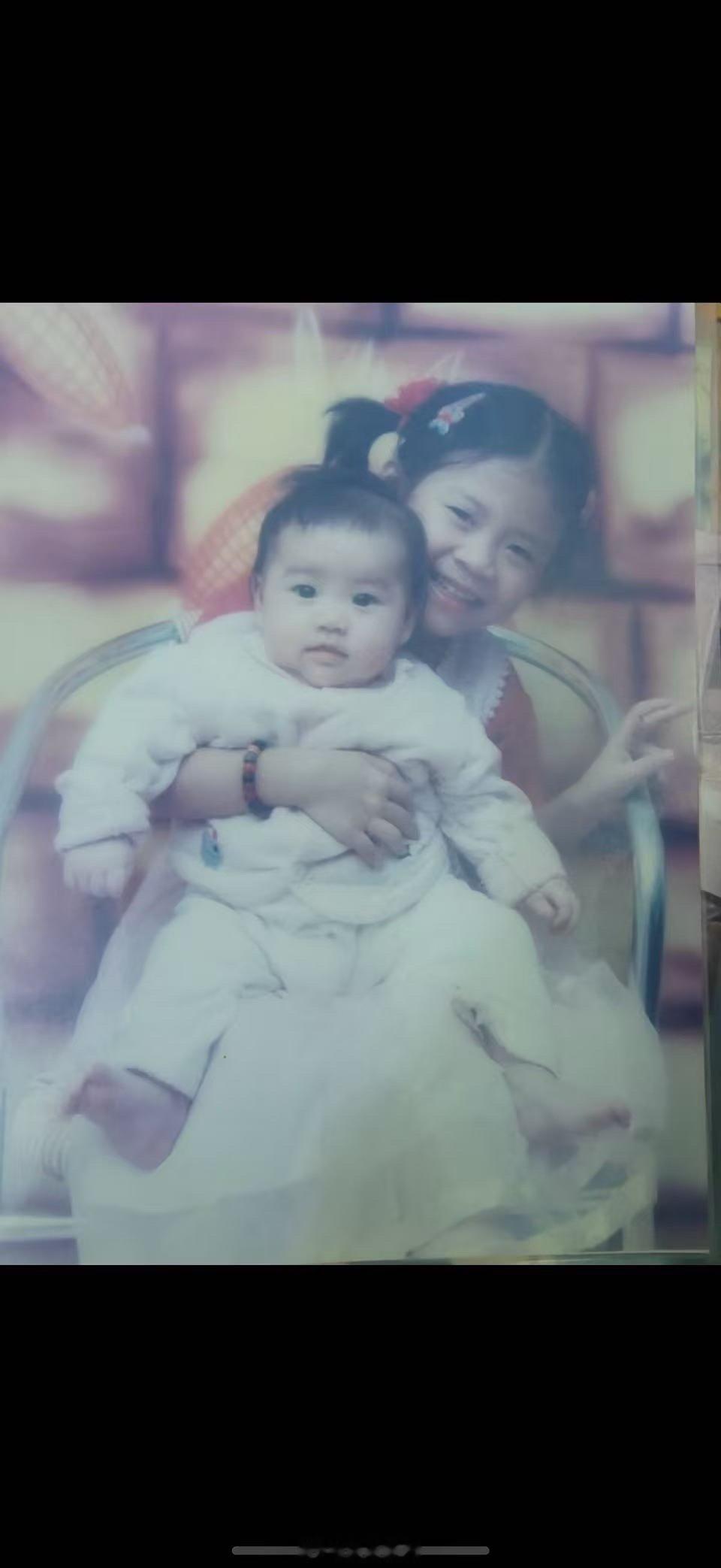 给你们看我四个月的照片 抱着我的是我姐姐目前还没见过比我小时候可爱的（得瑟一下）