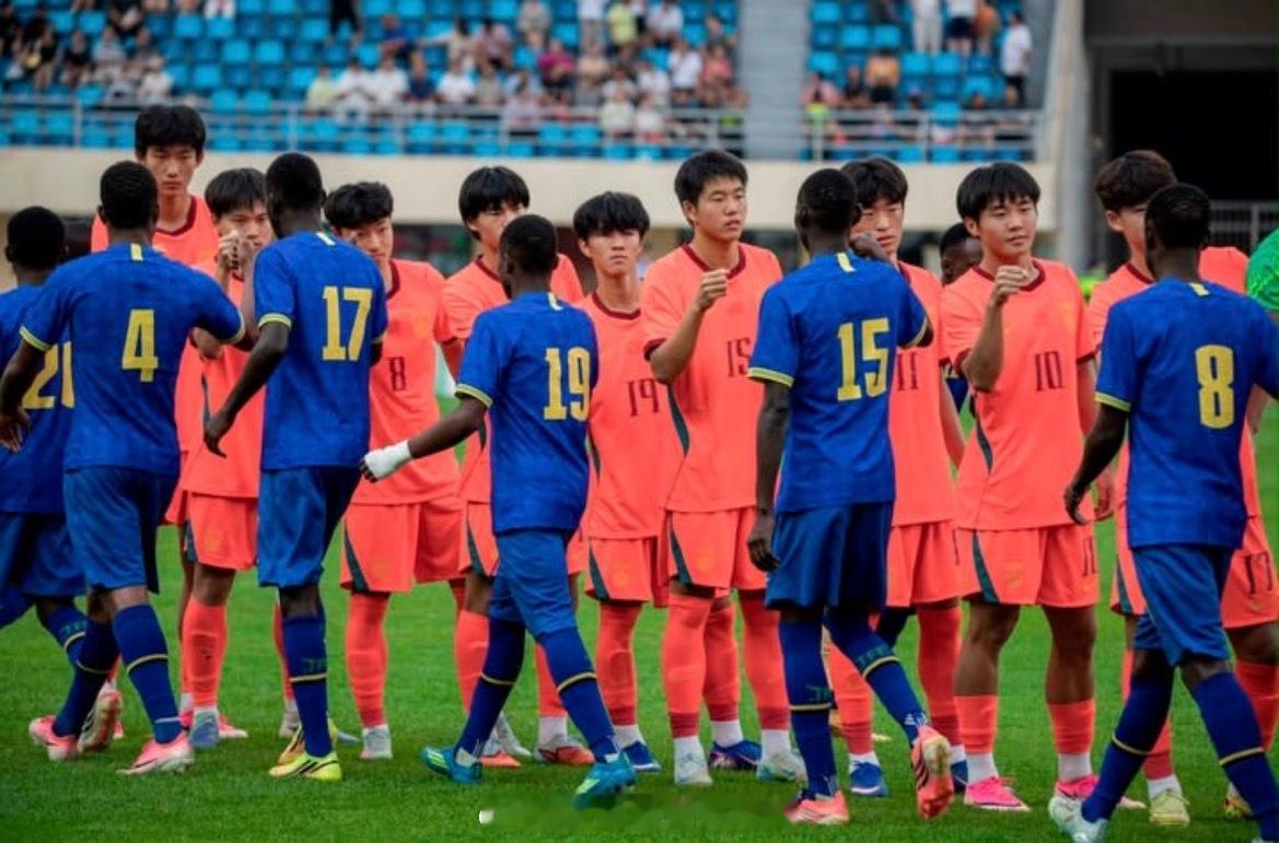 中国U17 0:2不敌坦桑尼亚U17，实力确实有差距，但不至于场面如此难堪。第三