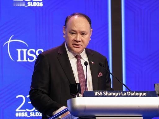 中国这次制裁特奥多罗，最狠的不是制裁本身，是制裁名单上那四个字：配偶、子女。
你
