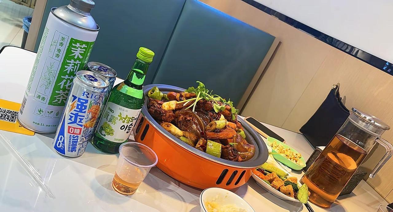 “人总会疲惫，会黯然，但也会在某个瞬间，突然重新热爱生活”……