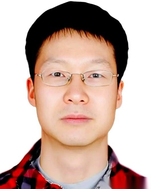 当央视《感动中国》的镜头推近，陈斌强背上那根绑着老母亲的粗布带，边角已经磨得发白