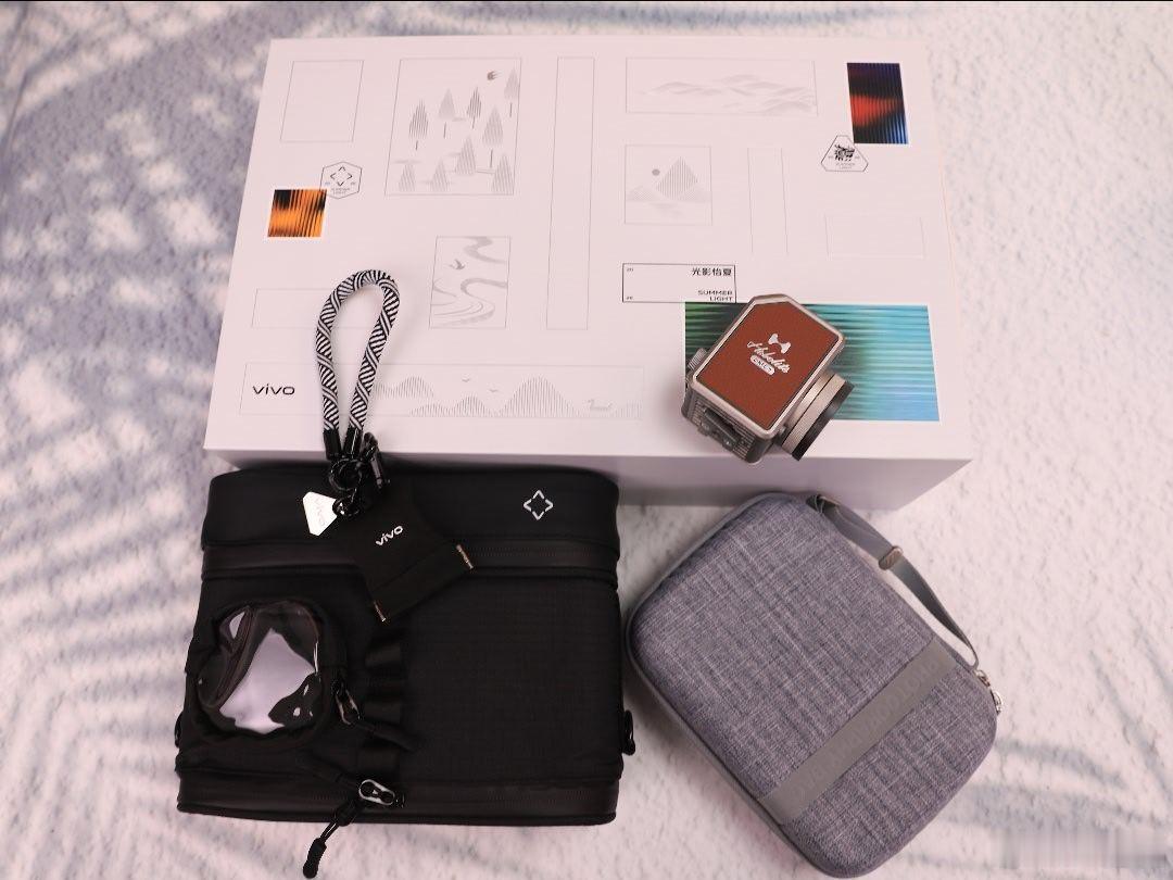 收到了 vivo 送来的端午礼盒，这个小照相机很有意思，又多了一个新玩具。 