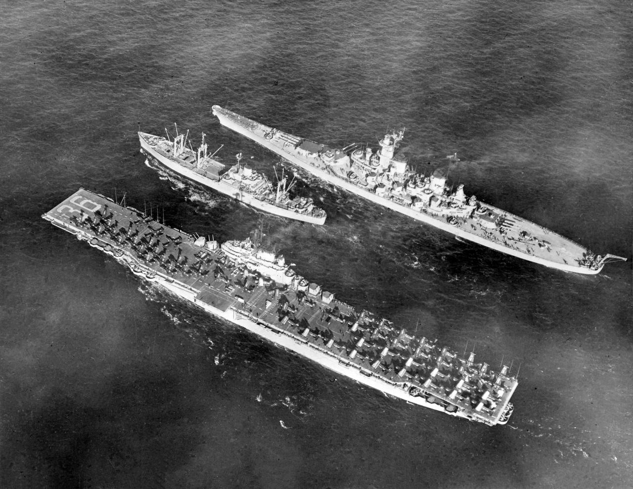 1952年与航母同行的“威斯康星”号战列舰
1952年2月8日，参加朝鲜战争的B