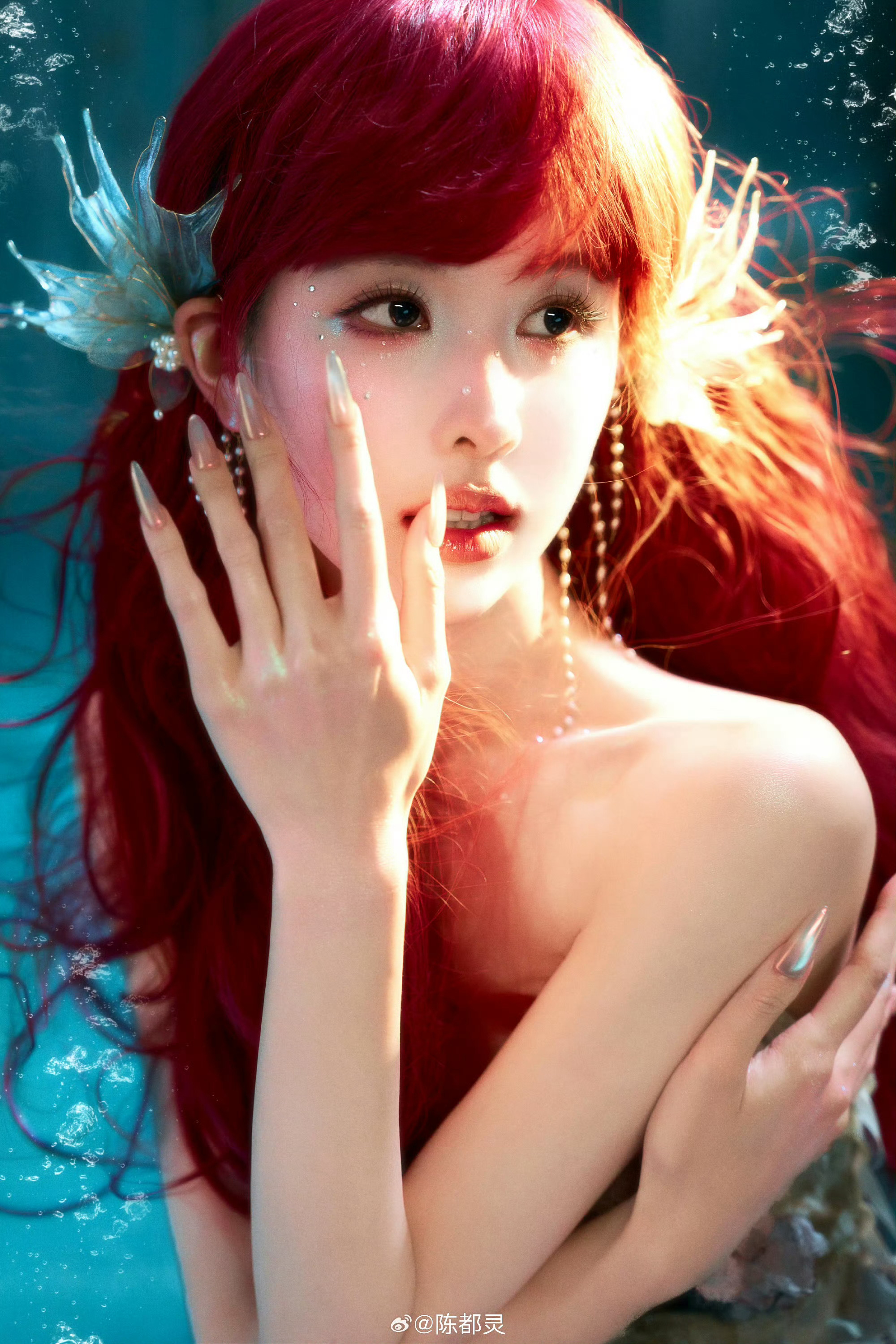 陈都灵红发美人鱼陈都灵美人鱼造型搭配海洋底色清冷又神秘，红发灵动又耀眼，嘟嘟好美