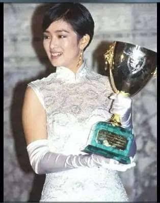 电影欧洲三大奖，分别是戛纳、柏林和威尼斯。有六位华语女演员荣膺桂冠，她们是巩俐、