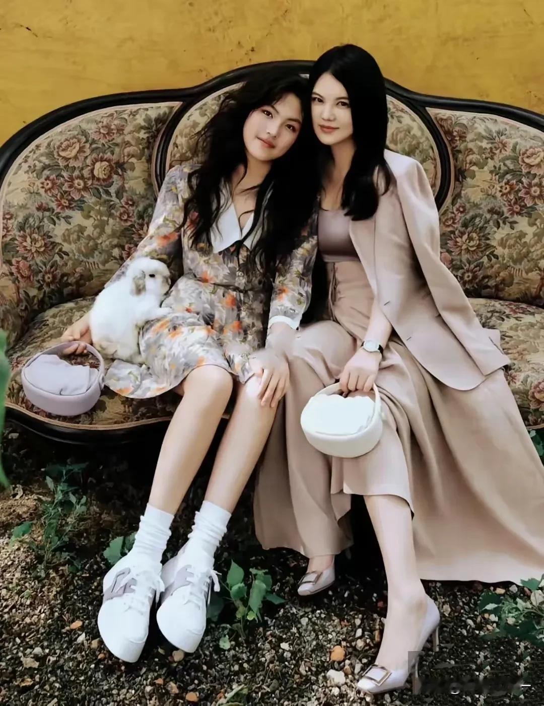 李湘力捧王诗龄，娘俩合体营业拍大片。

照片中，妈妈李湘减肥成功体态妖娆，身材好