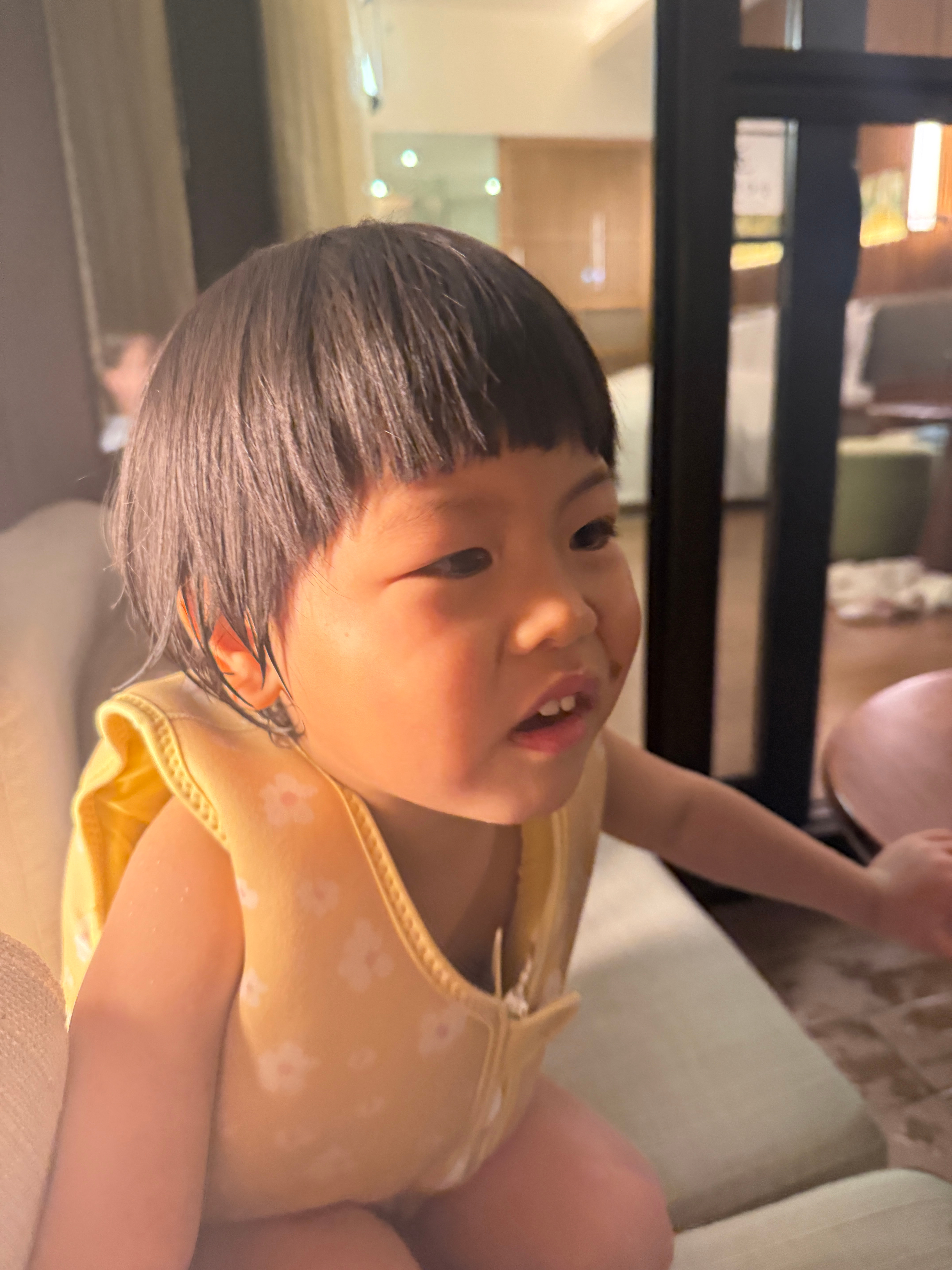 从她牙缝里抠了块肉随手扔了姐大为崩溃说要漏要漏要吃漏！不能扔掉！假装从地上捡起来