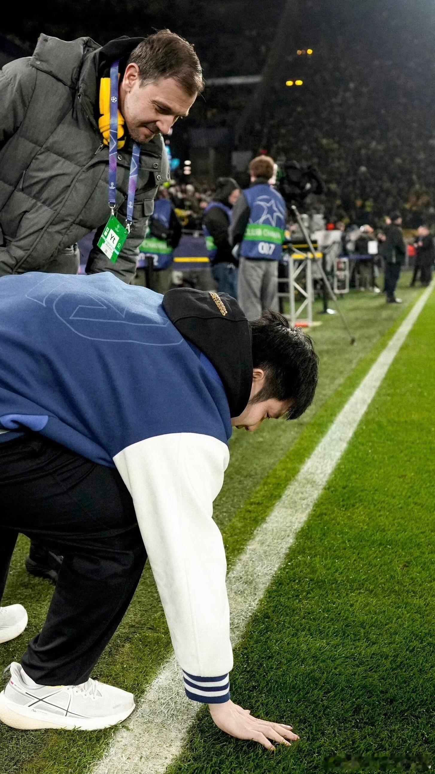 樊振东质检草坪，他是那么喜欢着每一个赛场 