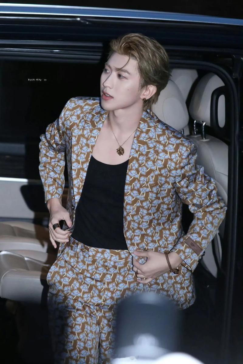 蔡徐坤完全法拉利 蔡徐坤这气场真的完全法拉利！低调穿搭藏不住年下熟男的矜贵与张力