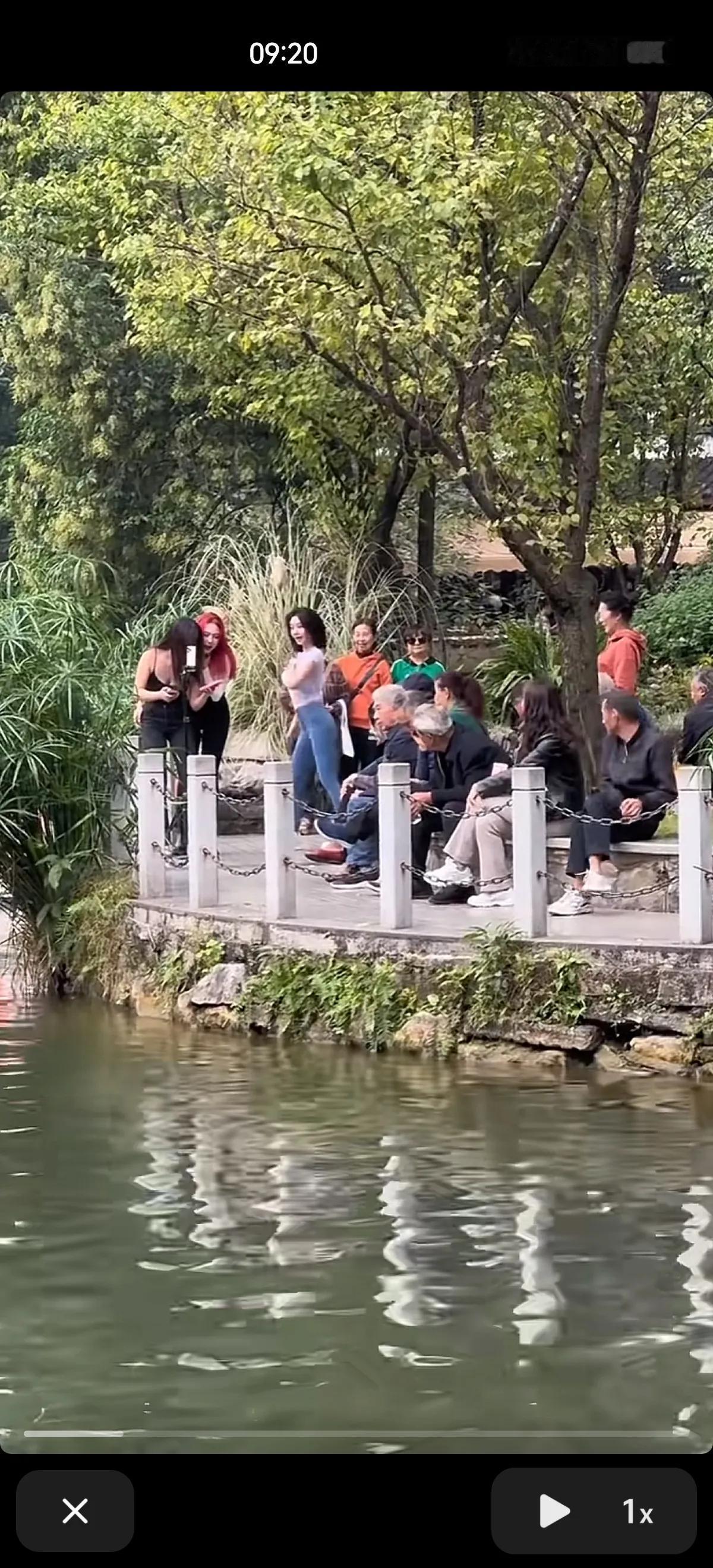 大爷表面波澜不惊，其实内心暗潮汹涌。
他们面前静水深流，姑娘想的是财源滚滚，大爷