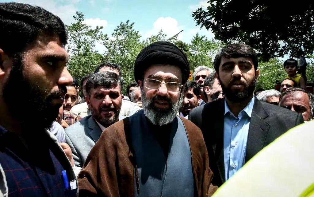 穆杰塔巴出任最高领袖，意味着伊朗要硬杠到底。
因为穆杰塔巴的父母妻儿均已死于美以