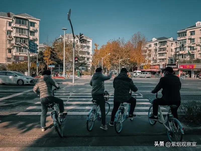 一个很颠覆的社会悖论：顶尖精英纷纷移民，普通人却把祖国建设越来越强
 
网上一直